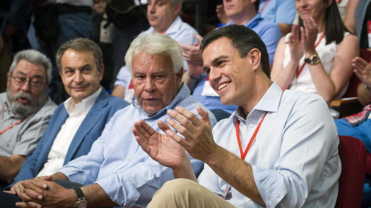 Pero Sánchez, al costat de Felipe González i José Luis Rodriguez Zapatero. Foto GTres.